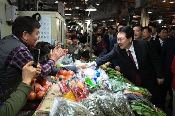지난 7일 윤석열 대통령이 대구 북구 칠성시장을 방문해 상인들과 만나 이야기 하고 있다. 김현동 기자
