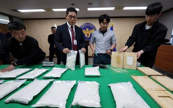 백해룡 영등포경찰서 형사2과장이 지난달 10일 오전 서울 영등포경찰서에서 열린 '말레이시아 밀반입 필로폰 국내 유통 범죄조직 검거' 브리핑 중 압수한 필로폰을 공개하고 있다.뉴스1