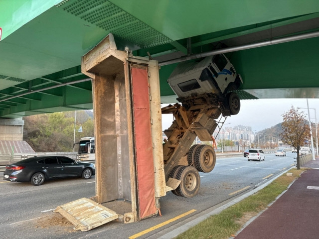 23일 경북 구미시 거의동 산호대로 일대에서 덤프트럭이 다리와 도로 사이에 끼이는 사고가 발생했다. 구미경찰서 제공