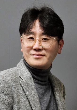 시각디자인을 전공한 김은수 대표는 브랜딩 에이전시에서 브랜딩 디자이너로 20여년을 일하는 동안 일본의 색조 브랜드를 담당하면서 일본 시장의 노하우와 감성을 배웠다. 얼핏(earfit)이라는 브랜드명도 한글에서 품어 나오는 한국적인 감성에서 시작된다. Early 와 Fit 을 합쳐진 단어로 '이른모습' '어린모습'을 추구한다는 뜻으로 얼핏 보아도 예쁜모습처럼 한글느낌으로 구조화 시켰다. (사진=위어드피플)