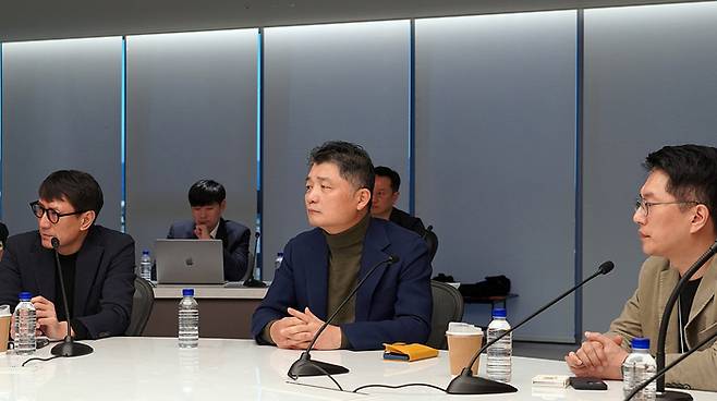 김범수 카카오 경영쇄신위원장이 지난 20일 경기 성남시 분당구 카카오판교아지트에서 열린 4차 공동체 경영회의에 참석해 있다. [사진 출처 = 카카오]