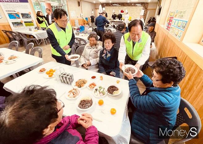 농협전남본부와 여천농협은 24일 광주대학교 대학생들과 함께 여수시 율촌면의 봉전권역 농촌마을을 찾아 '찾아가는 농촌복지센터'를 운영했다/사진=농협전남본부 제공.