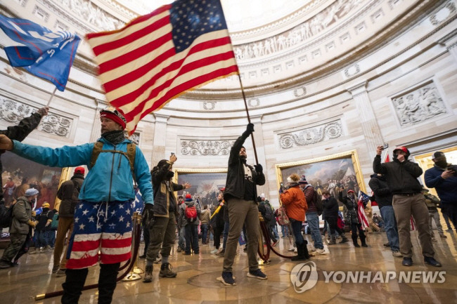 도널드 트럼프 전 미국 대통령 지지자들이 미국의 의회의사당을 점거했을 때의 모습. 연합뉴스