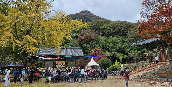 개천사 마당에서 ‘개천사 비자나무 음악회’가 진행되고 있다.