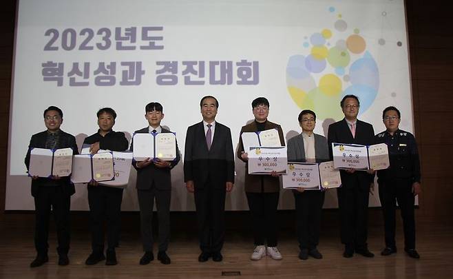 도로교통공단, 혁신성과 경진대회를 진행하고 도로교통공단 이주민 이사장(왼쪽에서 네 번째)과 수상자들이 기념사진을 촬영하고 있다. *재판매 및 DB 금지