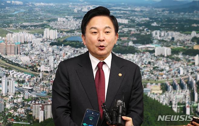 [경산=뉴시스] 이무열 기자 = 원희룡 국토교통부 장관이 22일 경북 경산시청을 방문해 취재진의 질문에 답하고 있다. 2023.11.22. lmy@newsis.com