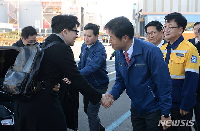 [울산=뉴시스] 배병수 기자 = 한동훈 법무부 장관이 24일 울산 동구 HD현대중공업을 방문해 이상균사장과 인사를 나누고 있다 . 2023.11.24. bbs@newsis.com