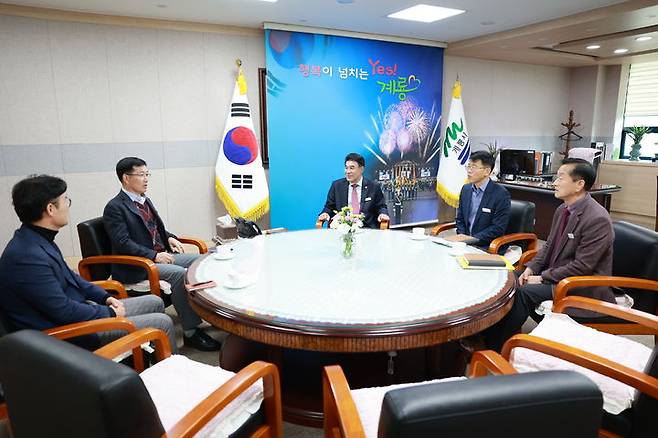 계룡시와 계룡대근무지원단은 23일 시청에서 간담회를 열고 시정 발전과 민군 상생협력 방안에 대해 논의했다. 2023. 11. 24 계룡시 *재판매 및 DB 금지