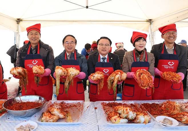 '제8회 임실 아삭아삭 김장페스티벌'에 함께한 심민 군수(왼쪽 두번째)와 이성재 군의장(왼쪽 세번째) 등 관계자들이 갓 담근 김장김치를 손에들고 사진을 찍고 있다. *재판매 및 DB 금지