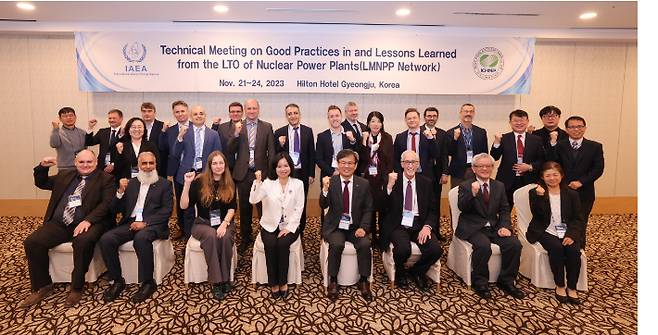 IAEA LMNPP Network 회원국 전문가 초청 계속운전 국제포럼 참석자들이 기념사진을 촬영하고 있다. 한수원 제공