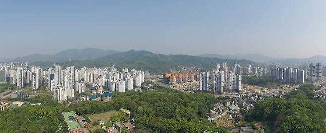 과천 원도심(좌)과 지식정보타운 개발 사업부지(우) 모습. 과천시청 제공