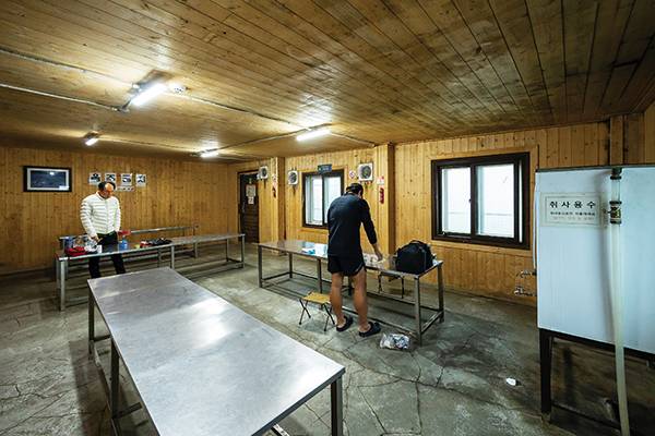 대피소 취사장. 탐방객들은 여기서 밥을 짓는다. 의자가 없어 대부분 등산객들은 서서 밥을 먹는다.
