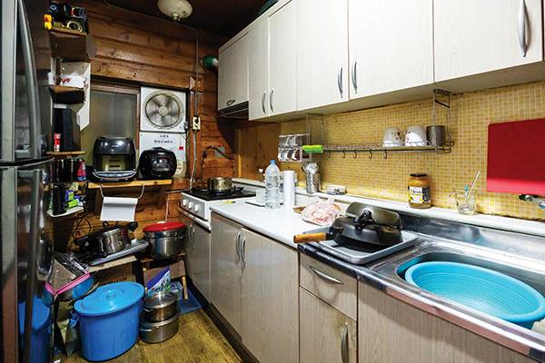 근무자들이 이용하는 부엌. 요리는 근무자들이 직접 한다. 요리하는 걸 즐기는 김명수 주임이 주로 음식을 조리한다.
