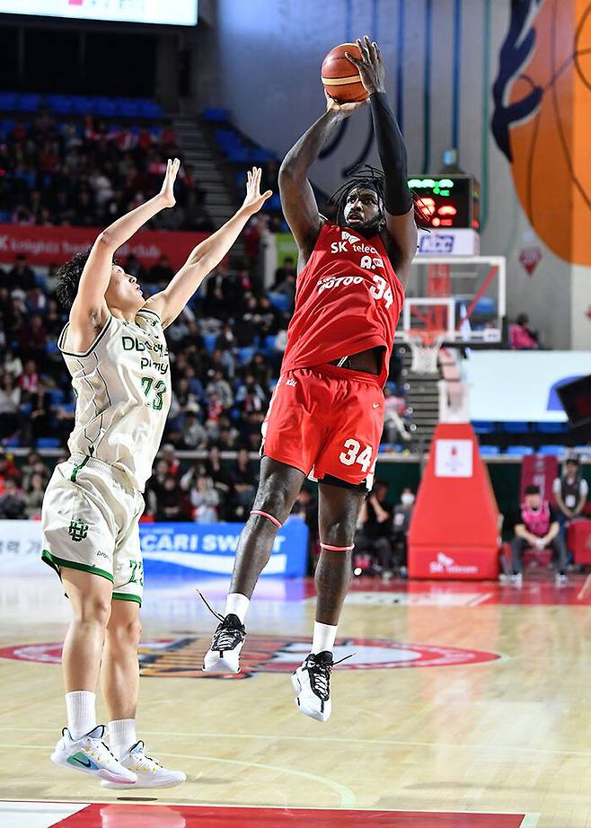 24일 DB전에서 슛을 시도하는 SK 워니 (사진=KBL 제공, 연합뉴스)