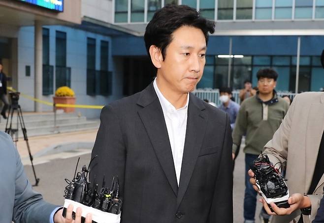 마약 투약 혐의로 입건된 배우 이선균씨가 지난 4일 오후 인천 남동구 인천 논현경찰서에서 2차 소환조사를 마치고 나서고 있다. 인천=뉴시스