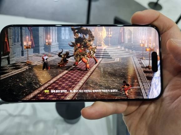 스마일게이트의 ‘로스트아크 모바일’을 시연해 보고 있다.