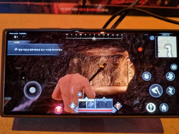 크래프톤의 ‘다크 앤 다커 모바일’을 시연해 보고 있다.