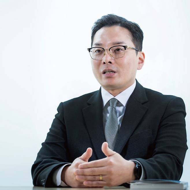 2022년 1월 이재명 민주당 대표의 법인카드 유용과 관련한 익명의 제보를 시작으로 ‘공익제보자 A씨’로 불리던 조명현 씨가 얼굴과 실명을 공개한 뒤 11월 9일 ‘신동아’ 인터뷰에 응했다. [박해윤 기자]