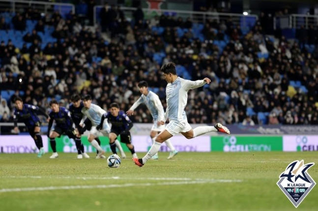 슈팅하는 주민규. /사진=한국프로축구연맹