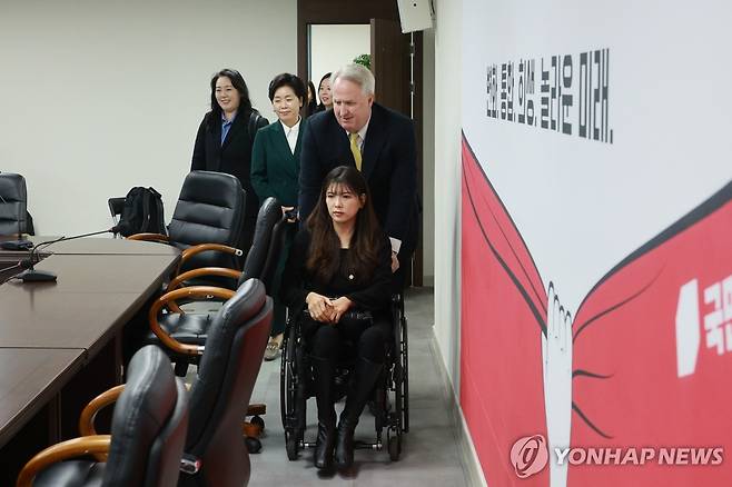 국민의힘 혁신위 전체회의 (서울=연합뉴스) 한종찬 기자 = 국민의힘 인요한 혁신위원장이 23일 서울 여의도 당사에서 열린 제10차 전체회의에서 이소희 혁신위원의 휠체어를 밀며 입장하고 있다. 2023.11.23 saba@yna.co.kr