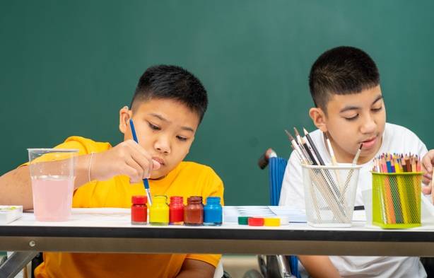 자폐스펙트럼장애 아동의 수업 장면. 자폐 자녀를 둔 부모는 "우리 아이보다 하루라도 더 살아야 한다"는 말을 버릇처럼 되뇐다. 이들 환자의 평균 수명이 과거 알려진 것보다는 훨씬 더 길다는 연구 결과가 영국에서 나왔다. [사진=게티이미지뱅크]