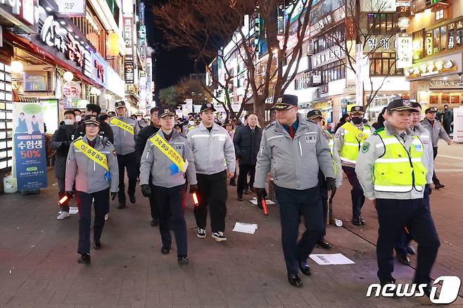 안양시 안전비전 선포 후 합동순찰 모습.(경기남부경찰청 제공)