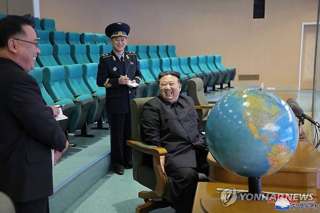 북한은 군사정찰위성으로 한반도 일대 사진을 촬영했고 이를 김정은 국무위원장이 확인했다고 25일 밝혔다. 통신은 김 위원장이 "24일 오전 10시 15분부터 10시 27분사이에 정찰위성이 조선반도를 통과하며 적측지역의 목포, 군산, 평택, 오산, 서울 등 중요 표적지역들과 우리 나라의 여러 지역을 촬영한 사진 자료들을 구체적으로 료해(파악)하셨다"고 덧붙였다.