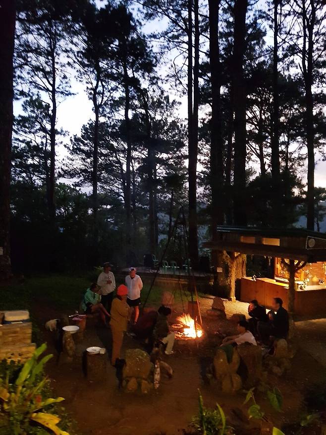 앤드루의 집 마당 한가운데 마련된 캠프 파이어 존.