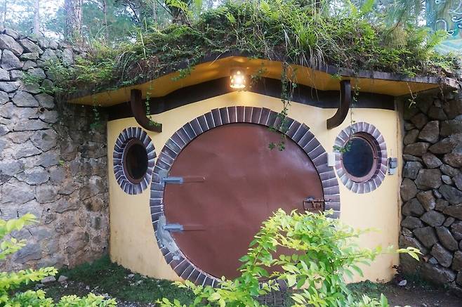 앤드루와 빙이 손수 만든 토굴. 방문한 친구들이 언제든지 쉬었다 갈 수 있도록 산속에 조성한 아늑한 공간이다.