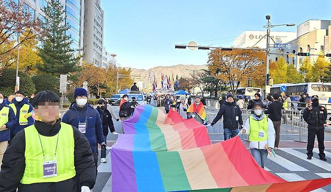 25일 경남 창원에서 열린 제3회 경남퀴어문화축제 참가자들이 대형 무지개 깃발을 앞세워서 거리행진을 하고 있다. 최상원 기자