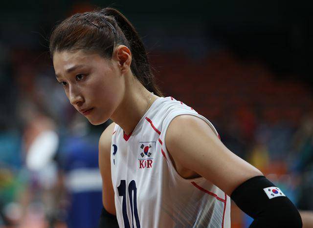 한국 여자 배구 대표팀 소속이던 김연경이 2016년 브라질 리우데자네이루 마라카낭지뉴 경기장에서 열린 리우 올림픽 여자 배구 8강전 네덜란드와의 경기에서 세트스코어 1-3으로 패한 뒤 아쉬워하고 있다. 연합뉴스