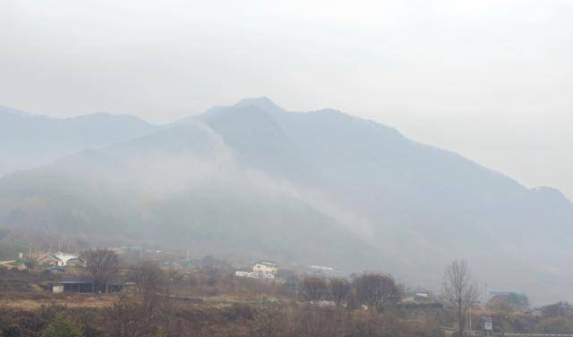 운무에 쌓인 양삼마을 전경. 봉화=정광진 기자