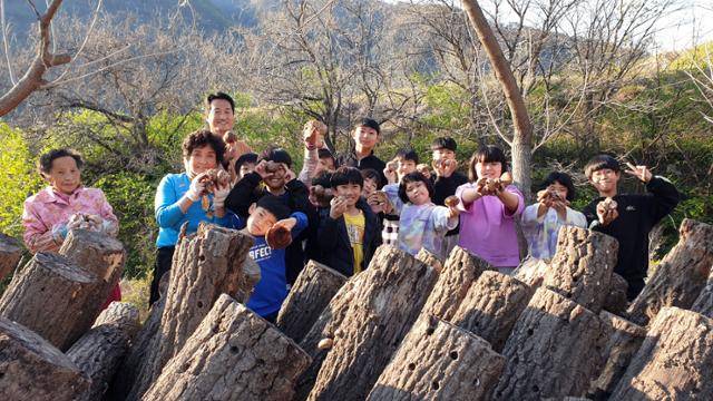 청량산풍경원 유학생들이 동네 어르신들과 함께 버섯종균 접종을 하고 기념촬영을 하고 있다. 청량산풍경원 제공
