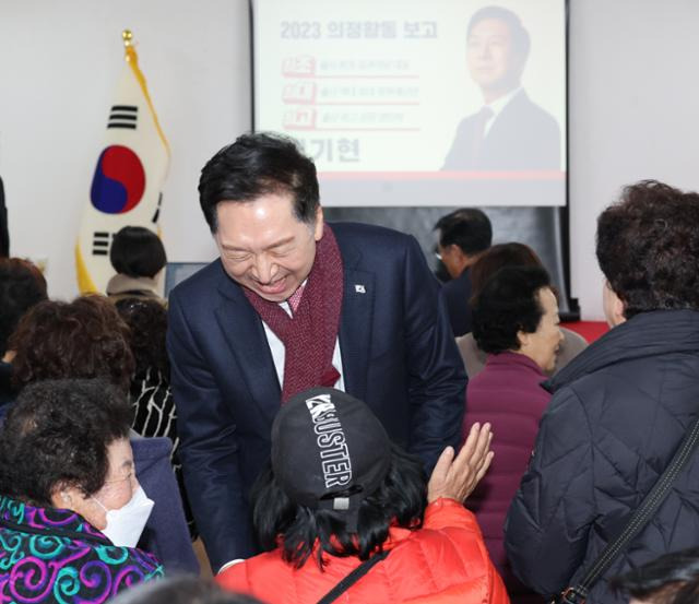 김기현 국민의힘 대표가 25일 오전 지역구인 울산시 남구에서 열린 의정활동 보고회에 앞서 참석자들과 인사하고 있다. 연합뉴스