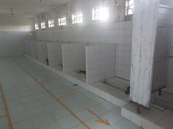 중국의 구식 공중화장실. 화살표 방향으로 물을 흘려 배설물을 처리하는 방식. 사진 X 캡처