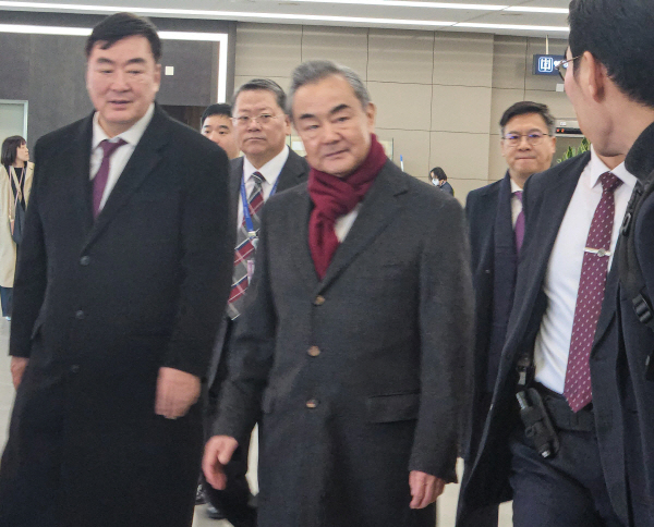 왕이 중국 공산당 중앙정치국 위원 겸 외교부장이 25일 오후 김해국제공항에 도착해 취재진의 질문을 받고 있다.     왕 부장은 오는 26일 열리는 한중일 외교장관회의에 참석하기 위해 2년여 만에 방한했다. 연합뉴스