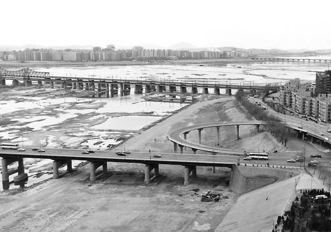 1970년대 한강대교(제1한강교) 북단 모습. 한강대교 너머로 한강철교가 보인다. 갈수기여서 인지 강바닥이 다 드러나 있다. 1979년 2월 2일 촬영. - 사진 서울역사박물관.