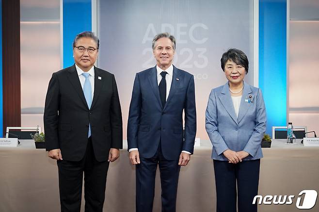 (서울=뉴스1) = 박진 외교부 장관(왼쪽부터)이 14일(현지시간) APEC 정상회의가 열릴 미국 샌프란시스코 모스코니 센터에서 토니 블링컨 미국 국무장관, 가미카와 요코 일본 외무상과 한미일 외교장관회의 전 기념촬영을 하고 있다. (외교부 제공) 2023.11.15/뉴스1  Copyright (C) 뉴스1. All rights reserved. 무단 전재 및 재배포,  AI학습 이용 금지.