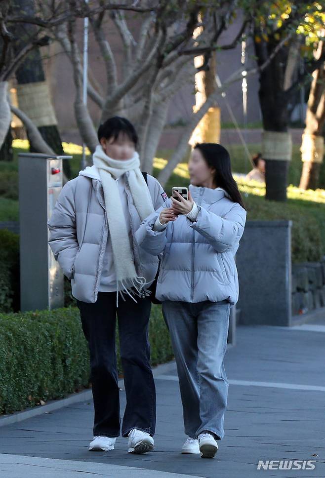 [서울=뉴시스] 김혜진 기자 = 초겨울 날씨를 보인 10일 오전 서울 영등포구 여의도에서 두터운 외투를 입은 시민들이 출근하고 있다. 2023.11.10. jini@newsis.com