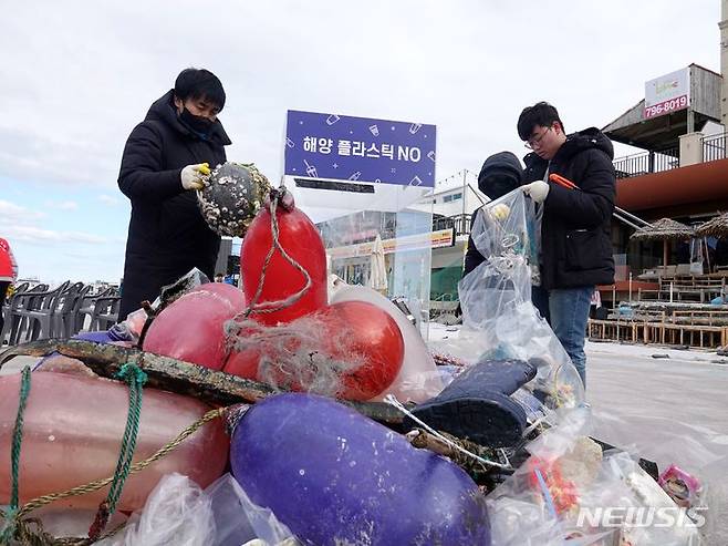 [제주=뉴시스] 오영재 기자 = 25일 오후 제주 협재해수욕장 일대에서 도민과 관광객, 봉사단체 등이 고향사랑기부금을 활용한 사업인 '제주남방큰돌고래 친구와 함께하는 플로깅' 행사에 참여하고 있다. 2023.11.25. oyj4343@newsis.com