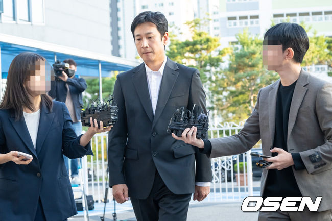 [OSEN=인천, 박준형 기자] 마약 투약 혐의로 입건된 배우 이선균이 28일 인천논현경찰서에 소환돼 조사를 받았다.경찰은 이선균이 출석하면 시약 검사를 진행해 마약 투약 여부와 종류·횟수 등을 파악할 예정이다.이선균은 올해 초부터 유흥업소 실장 A(29·여)씨의 서울 자택에서 대마초 등 여러 종류의 마약을 투약한 혐의를 받고 있다.유흥업소 실장 A씨는 향정 혐의로 구속됐고, 의사와 유흥업소 종업원도 각각 마약 공급과 투약 혐의로 입건됐다. A씨는 이선균을 협박해 3억5천만원을 뜯은 혐의도 받고 있다.이선균이 출석하고 있다.  2023.10.28  / soul1014@osen.co.kr