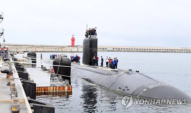 미 핵추진잠수함 아나폴리스함 [연합뉴스 자료사진] 미국 LA급 핵추진잠수함(SSN) 아나폴리스함이 2023년 7월24일 제주 해군기지에 군수 적재를 위해 입항하고 있다. 2023.7.24 [해군 제공. 재판매 및 DB 금지] photo@yna.co.kr