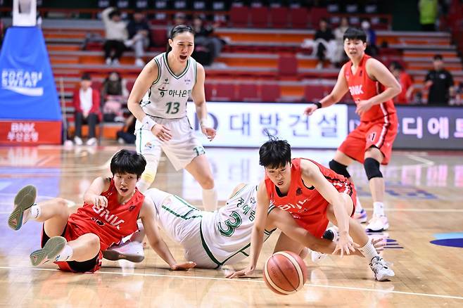 경합하는 BNK와 하나원큐 선수들 [WKBL 제공. 재판매 및 DB금지]