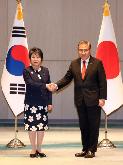 박진 외교부 장관(오른쪽)과 가미카와 요코 일본 외무상이 26일 오전 부산 해운대구 시그니엘부산에서 만나 양자 회담을 하기 전 악수하고 있다.(사진=공동취재, 연합뉴스)