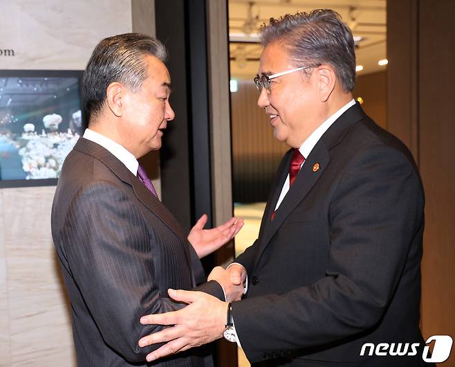 박진 외교부 장관(오른쪽)과 왕이 중국 외교부장. 2023.11.26/뉴스1 ⓒ News1 김명섭 기자