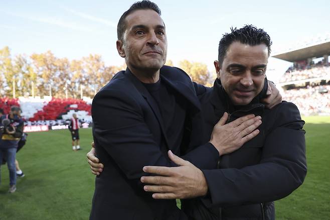 사비 에르난데스(오른쪽) FC바르셀로나 감독이 경기 전 프란시스코 로드리게스 라요 바예카노 감독과 인사를 나누고 있다. 마드리드|EPA 연합뉴스