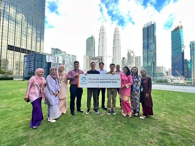 SK어스온 말레이시아 쿠알라룸푸르 지사 직원들이 2030 부산엑스포 유치를 응원하고 있다. [사진제공=SK이노베이션]