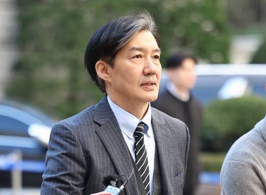 자녀 입시비리·감찰무마 혐의로 1심에서 징역 2년을 선고 받은 조국 전 법무부 장관이 지난 20일 오후 서울 서초구 서울고등법원에서 열린 2심 속행 공판에 출석하고 있다.<연합뉴스>