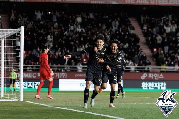 이호재(왼쪽), 조재훈(이상 포항스틸러스). 한국프로축구연맹 제공