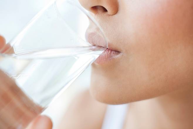 물은 조금씩 천천히 마시는 게 맞다./사진=클립아트코리아